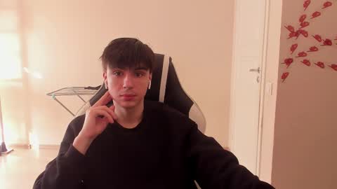 Snapshot of stralght_twinks chatting on 03/09/25, 07:56 Ray online show from 03/09/25, 07:56