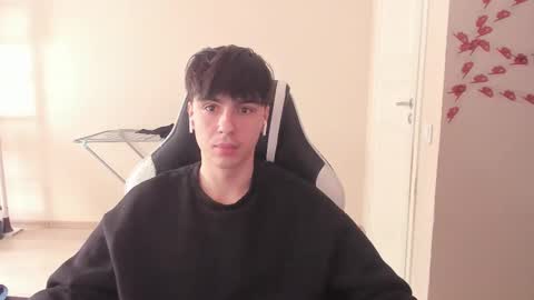 Snapshot of stralght_twinks chatting on 03/10/25, 11:32 Ray online show from 03/10/25, 11:32