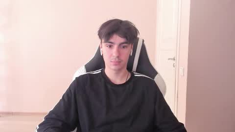 Snapshot of stralght_twinks chatting on 09/11/25, 08:14 Ray online show from 09/11/25, 08:14