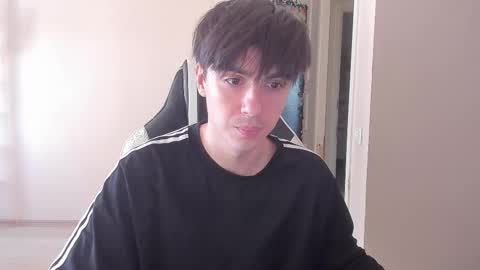 Snapshot of stralght_twinks chatting on 09/25/25, 11:47 Ray online show from 09/25/25, 11:47