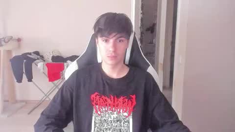 Snapshot of stralght_twinks chatting on 10/02/25, 06:53 Ray online show from 10/02/25, 06:53