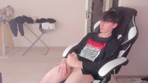 Snapshot of stralght_twinks chatting on 10/04/25, 12:36 Ray online show from 10/04/25, 12:36