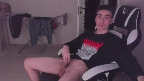 Snapshot of stralght_twinks chatting on 10/07/25, 04:37 Ray online show from 10/07/25, 04:37