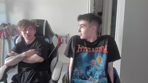 Snapshot of stralght_twinks chatting on 10/08/25, 01:20 Ray online show from 10/08/25, 01:20