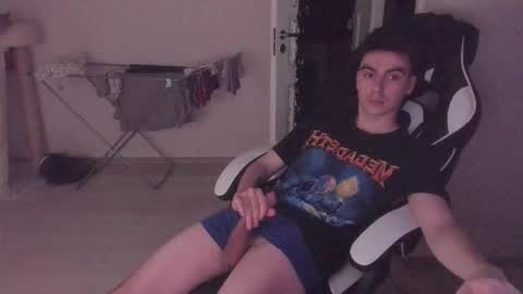 Snapshot of stralght_twinks chatting on 10/13/25, 03:12 Ray online show from 10/13/25, 03:12