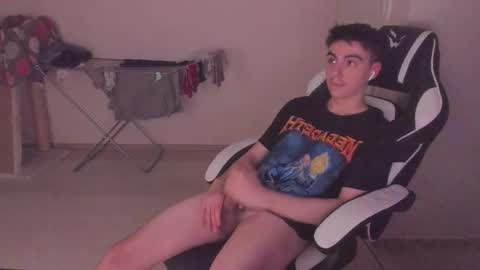 Snapshot of stralght_twinks chatting on 10/14/25, 03:02 Ray online show from 10/14/25, 03:02