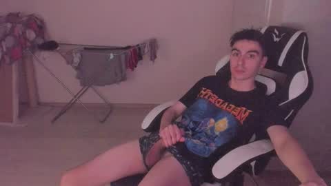 Snapshot of stralght_twinks chatting on 10/15/25, 04:40 Ray online show from 10/15/25, 04:40