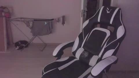 Snapshot of stralght_twinks chatting on 10/17/25, 04:09 Ray online show from 10/17/25, 04:09