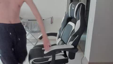 Snapshot of stralght_twinks chatting on 10/21/25, 12:39 Ray online show from 10/21/25, 12:39