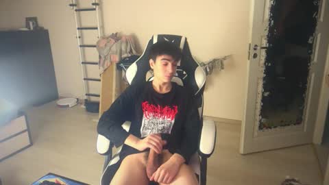 Snapshot of stralght_twinks chatting on 12/02/25, 12:54 Ray online show from 12/02/25, 12:54