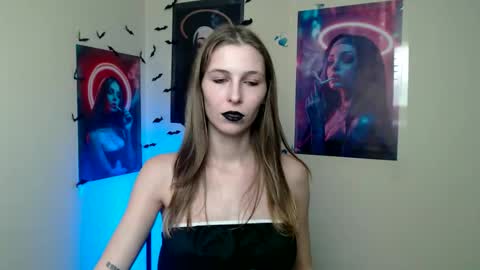 Snapshot of stranger_giirl chatting on 10/31/25, 01:23 Amalia online show from 10/31/25, 01:23