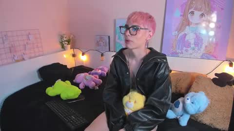 strawberry_kitty_ online show from 10/31/25, 04:57