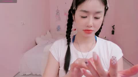 strawberry_loveee online show from 09/19/25, 04:58