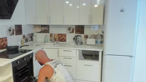 Snapshot of strong_arni chatting on 02/08/25, 01:11 Strong Arni online show from 02/08/25, 01:11