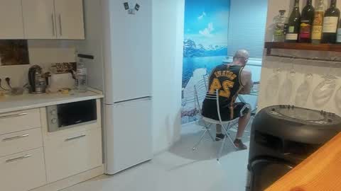 Snapshot of strong_arni chatting on 02/18/25, 05:42 Strong Arni online show from 02/18/25, 05:42