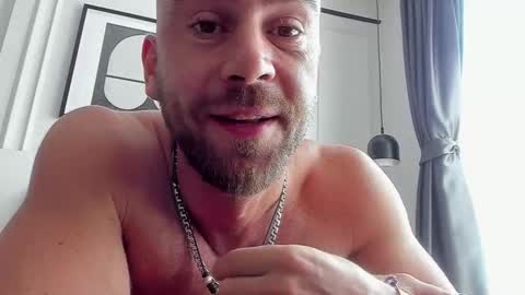 Snapshot of strong_arni chatting on 11/30/25, 04:27 Strong Arni online show from 11/30/25, 04:27