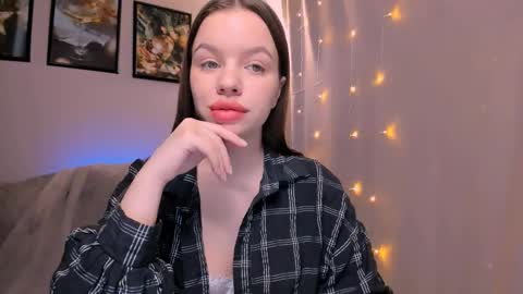 Snapshot of stuffed_cookie chatting on 01/10/25, 09:23 Mary online show from 01/10/25, 09:23