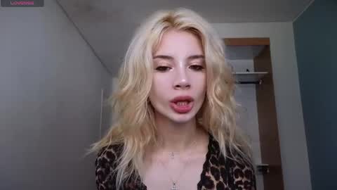 Sofa online show from 03/28/26, 03:11