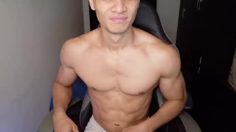 stylish man online show from 11/20/25, 01:33