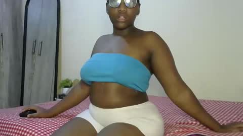 Snapshot of sucker_queen chatting on 12/18/25, 11:00 Beverly online show from 12/18/25, 11:00