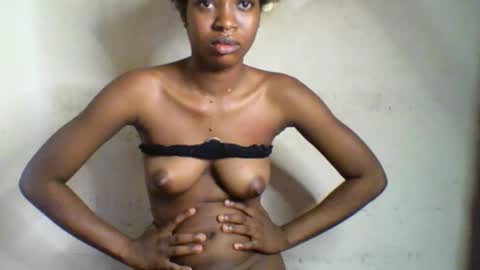 Snapshot of sugarmeltsxx chatting on 11/06/25, 10:38 Bella online show from 11/06/25, 10:38