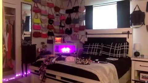 Snapshot of sukkisparkx chatting on 04/16/26, 01:28 lexie online show from 04/16/26, 01:28