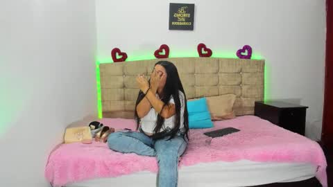 Snapshot of summer_girls01 chatting on 10/11/25, 01:49 summer_girls01 online show from 10/11/25, 01:49