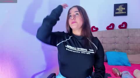 Snapshot of summer_girls01 chatting on 11/21/25, 04:00 summer_girls01 online show from 11/21/25, 04:00