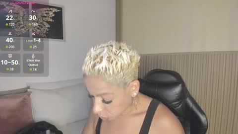 Snapshot of summer_night_ chatting on 12/21/25, 12:23 Summer online show from 12/21/25, 12:23