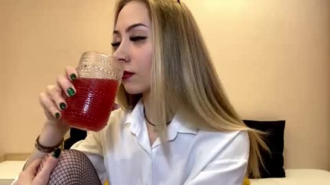 Snapshot of sun_under_dark chatting on 12/17/25, 09:15 Lexi online show from 12/17/25, 09:15