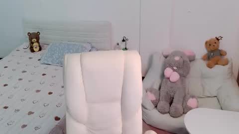 Snapshot of sun_yummy chatting on 12/14/25, 07:25 Lucis online show from 12/14/25, 07:25