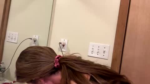 Snapshot of sunnbabe92485 chatting on 12/19/25, 01:23 sunnbabe92485 online show from 12/19/25, 01:23