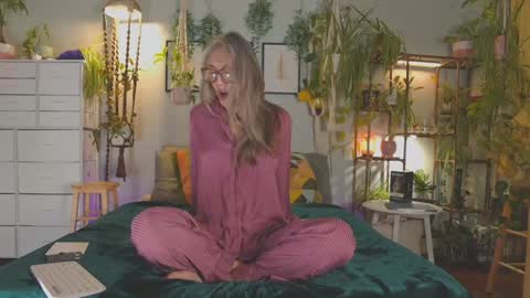 Hi Im Sunnie - Next show Friday August 1 online show from 01/06/26, 04:49