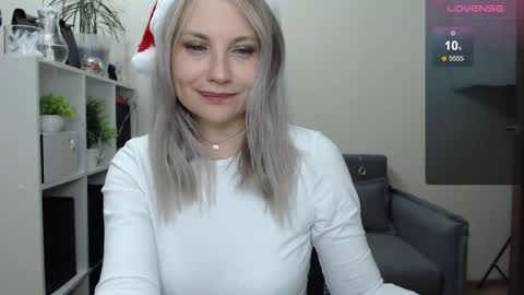 Snapshot of sunny_bunny6 chatting on 12/25/24, 01:31 Naomi online show from 12/25/24, 01:31