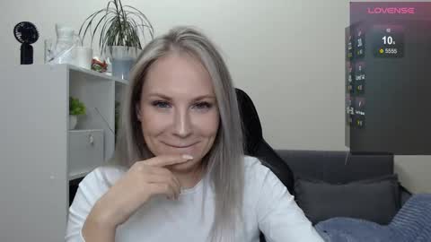 Snapshot of sunny_bunny6 chatting on 01/20/25, 06:32 Naomi online show from 01/20/25, 06:32