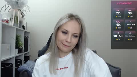 Snapshot of sunny_bunny6 chatting on 02/18/25, 04:05 Naomi online show from 02/18/25, 04:05