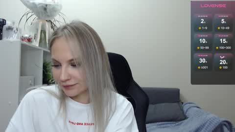 Snapshot of sunny_bunny6 chatting on 02/18/25, 07:09 Naomi online show from 02/18/25, 07:09