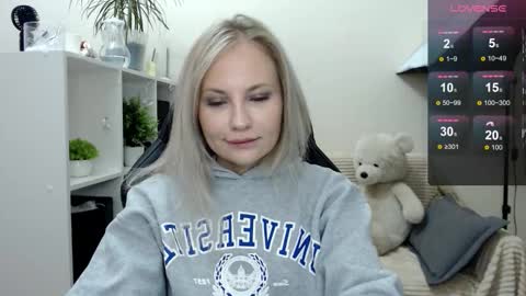 Snapshot of sunny_bunny6 chatting on 09/11/25, 04:45 Naomi online show from 09/11/25, 04:45