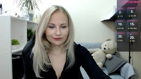 Snapshot of sunny_bunny6 chatting on 09/24/25, 03:54 Naomi online show from 09/24/25, 03:54