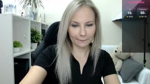 Snapshot of sunny_bunny6 chatting on 10/20/25, 04:57 Naomi online show from 10/20/25, 04:57