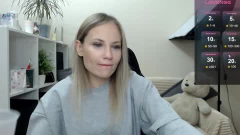 Snapshot of sunny_bunny6 chatting on 11/28/25, 03:53 Naomi online show from 11/28/25, 03:53