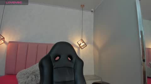 Snapshot of sunnycyrus chatting on 09/13/25, 12:38 S U N N Y online show from 09/13/25, 12:38