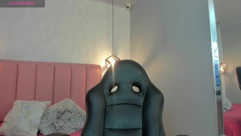 Snapshot of sunnycyrus chatting on 09/23/25, 12:30 S U N N Y online show from 09/23/25, 12:30