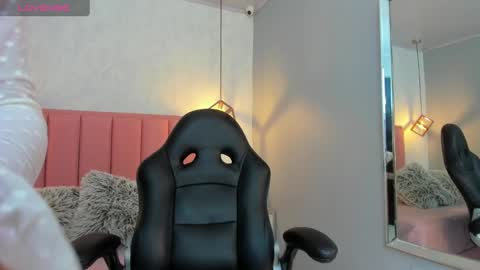 Snapshot of sunnycyrus chatting on 10/02/25, 12:34 S U N N Y online show from 10/02/25, 12:34