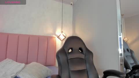 Snapshot of sunnycyrus chatting on 10/21/25, 12:50 S U N N Y online show from 10/21/25, 12:50