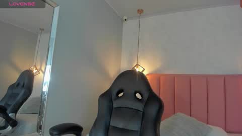 Snapshot of sunnycyrus chatting on 10/25/25, 12:34 S U N N Y online show from 10/25/25, 12:34