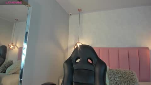 Snapshot of sunnycyrus chatting on 11/13/25, 12:26 S U N N Y online show from 11/13/25, 12:26