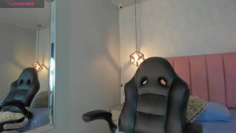 Snapshot of sunnycyrus chatting on 11/19/25, 12:38 S U N N Y online show from 11/19/25, 12:38