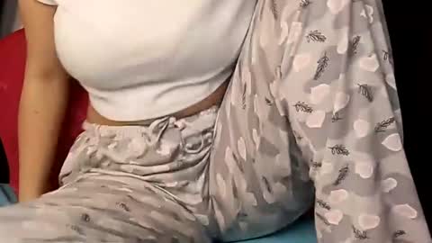 Snapshot of sunshine_days chatting on 02/10/25, 01:35 Annie online show from 02/10/25, 01:35