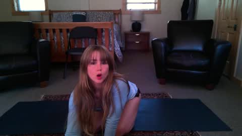 Snapshot of sunshine_pixie chatting on 11/22/25, 06:18 Sunray online show from 11/22/25, 06:18